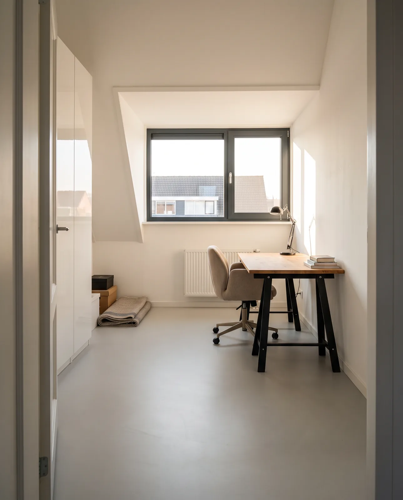 De nieuwe kamer onder een dakopbouw, licht en net af, met witte kozijnen