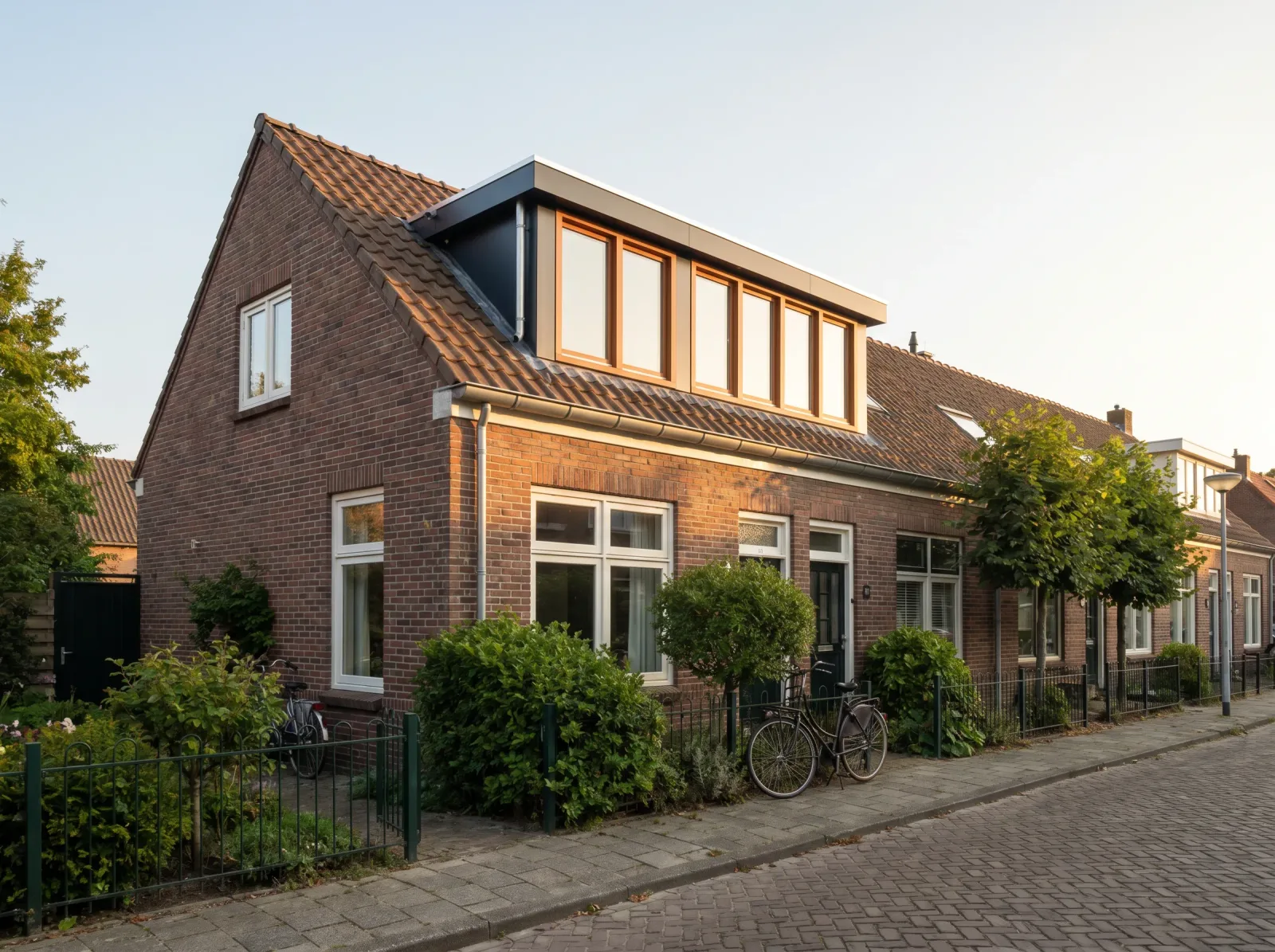 Een rijtjeshuis met een nieuwe opbouw op het dak