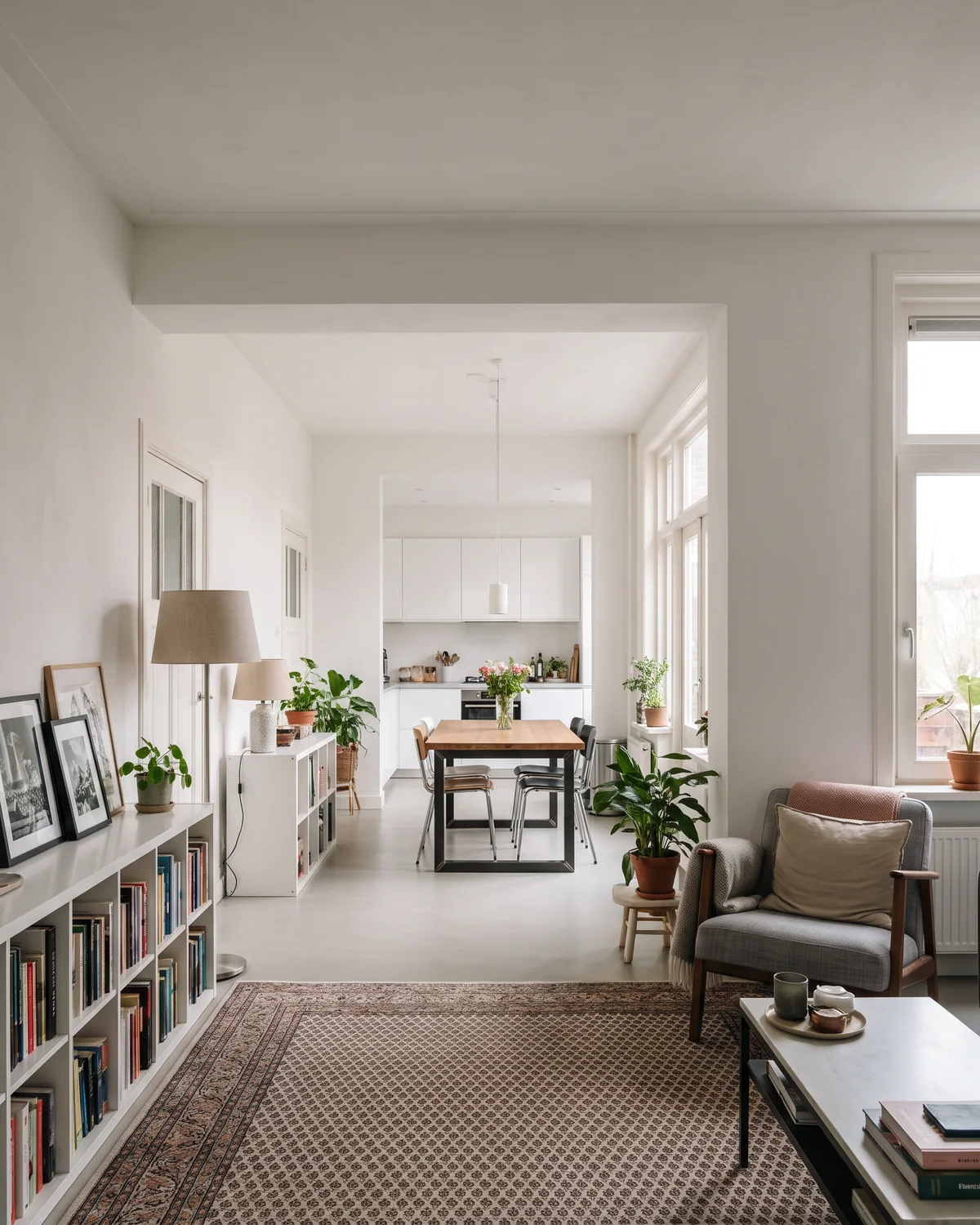 De doorbraak tussen keuken en kamer is af; de stalen ligger zit weggewerkt in het plafond