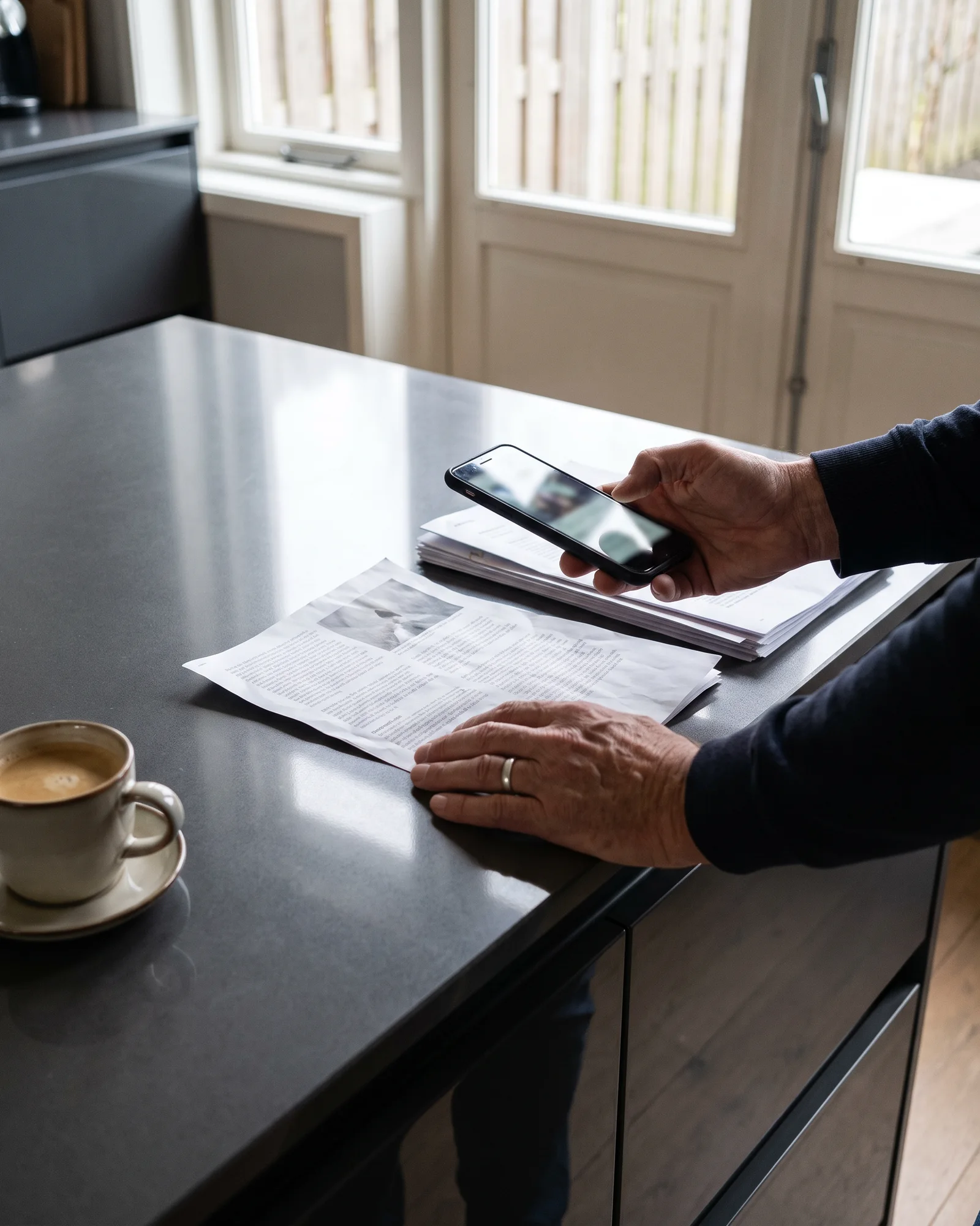Handen leggen een offerte en een contract naast een telefoon op tafel om ze te fotograferen
