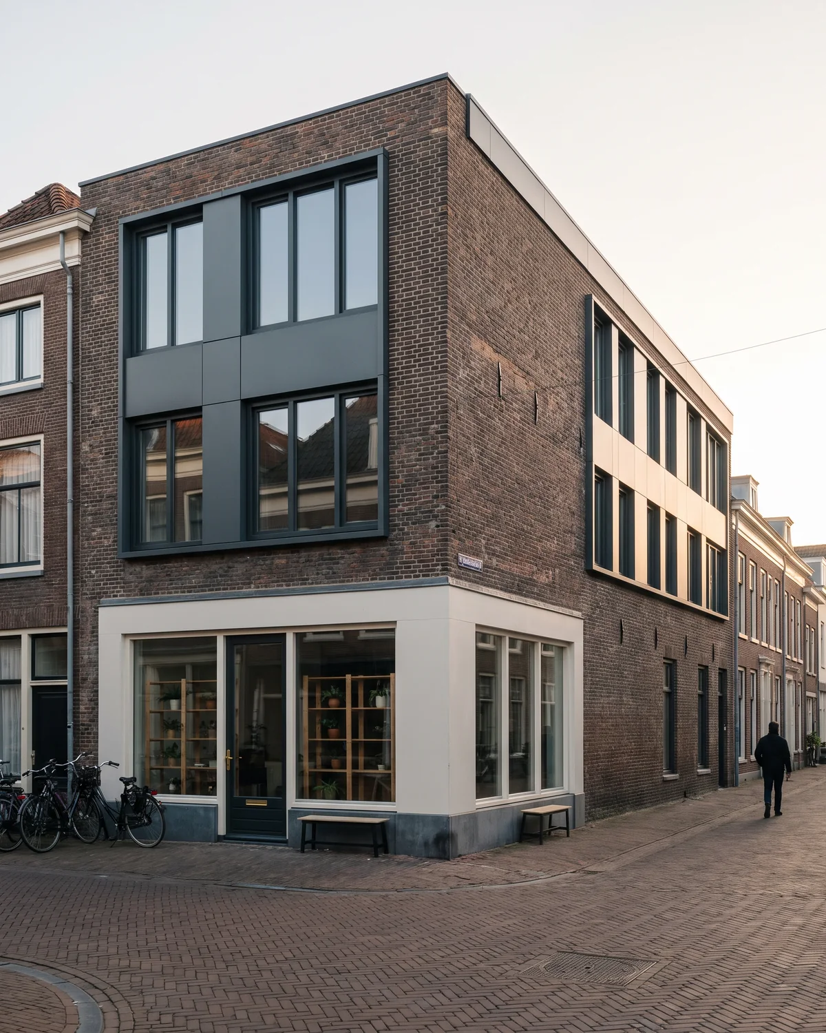 Een verbouwd pand in de binnenstad, met nieuwe gevelelementen en kozijnen
