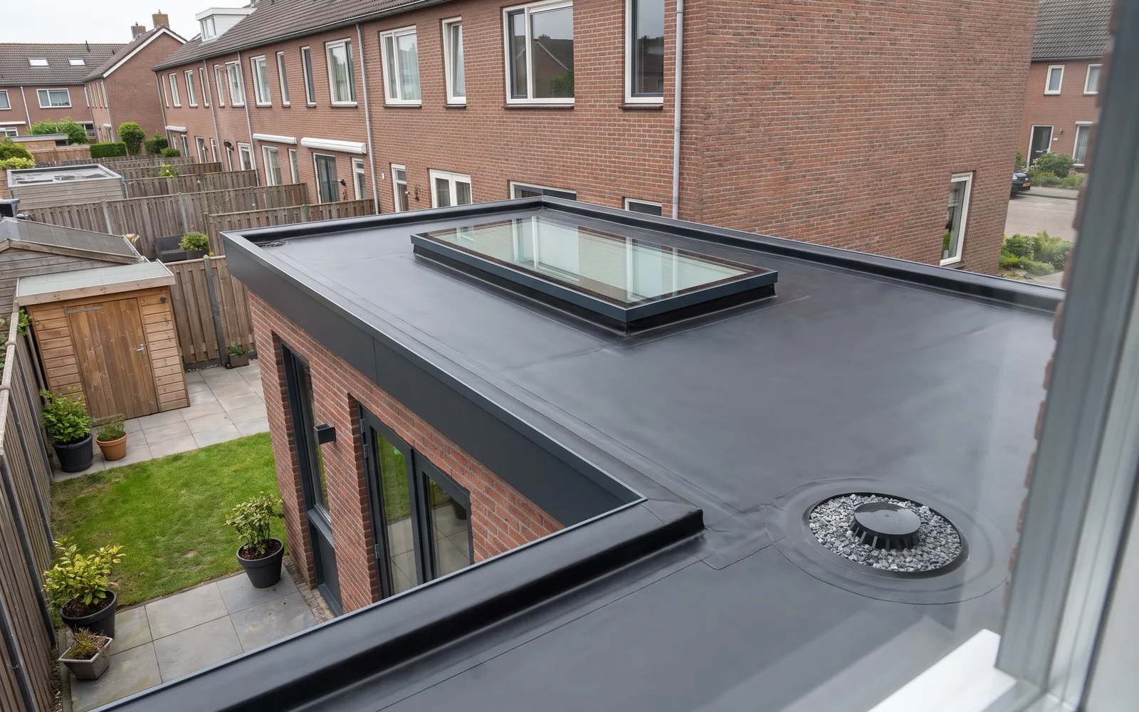 Het platte dak van de nieuwe aanbouw is geïsoleerd en strak afgewerkt