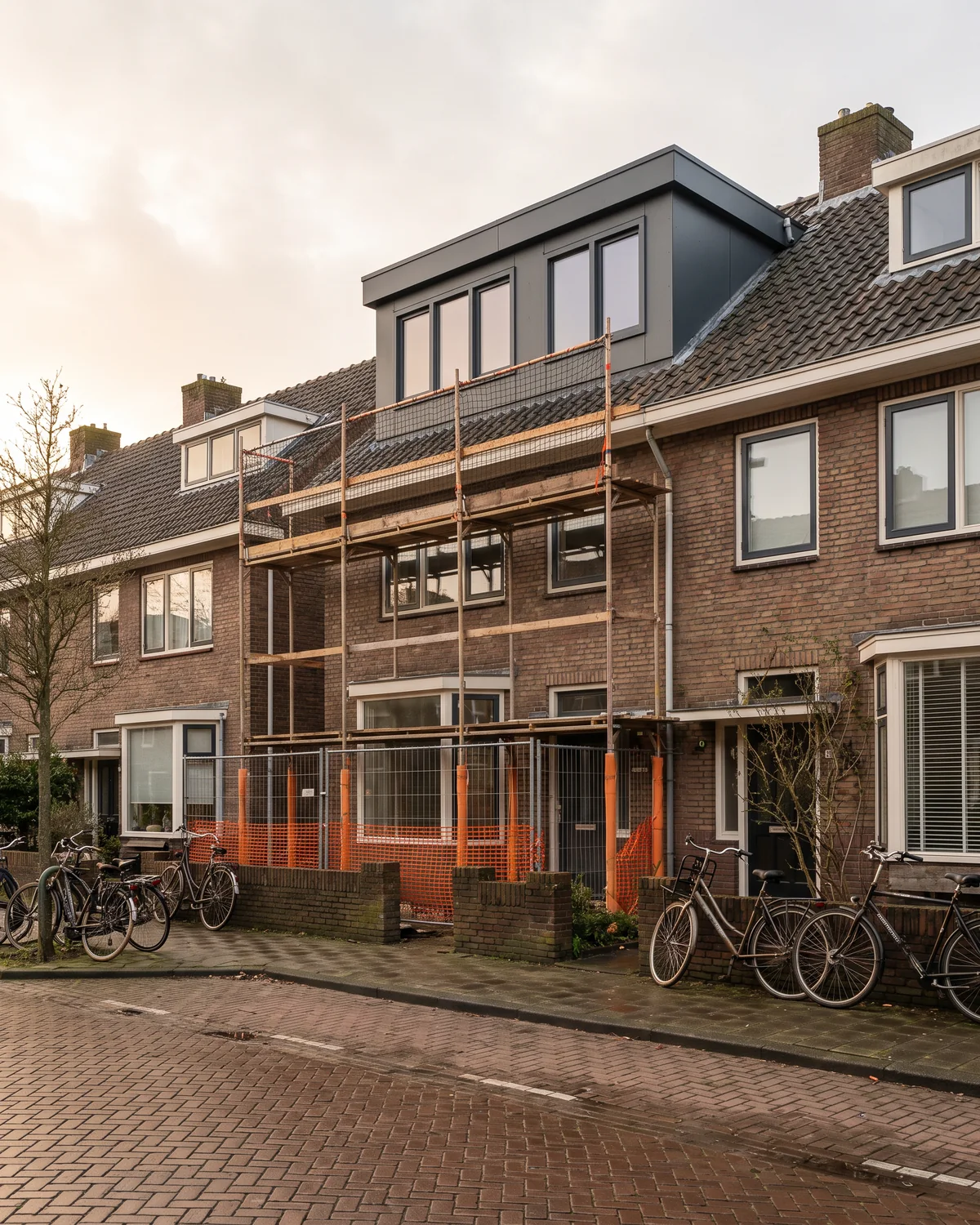 Een rijwoning met de nieuwe dakopbouw; de steiger staat er nog